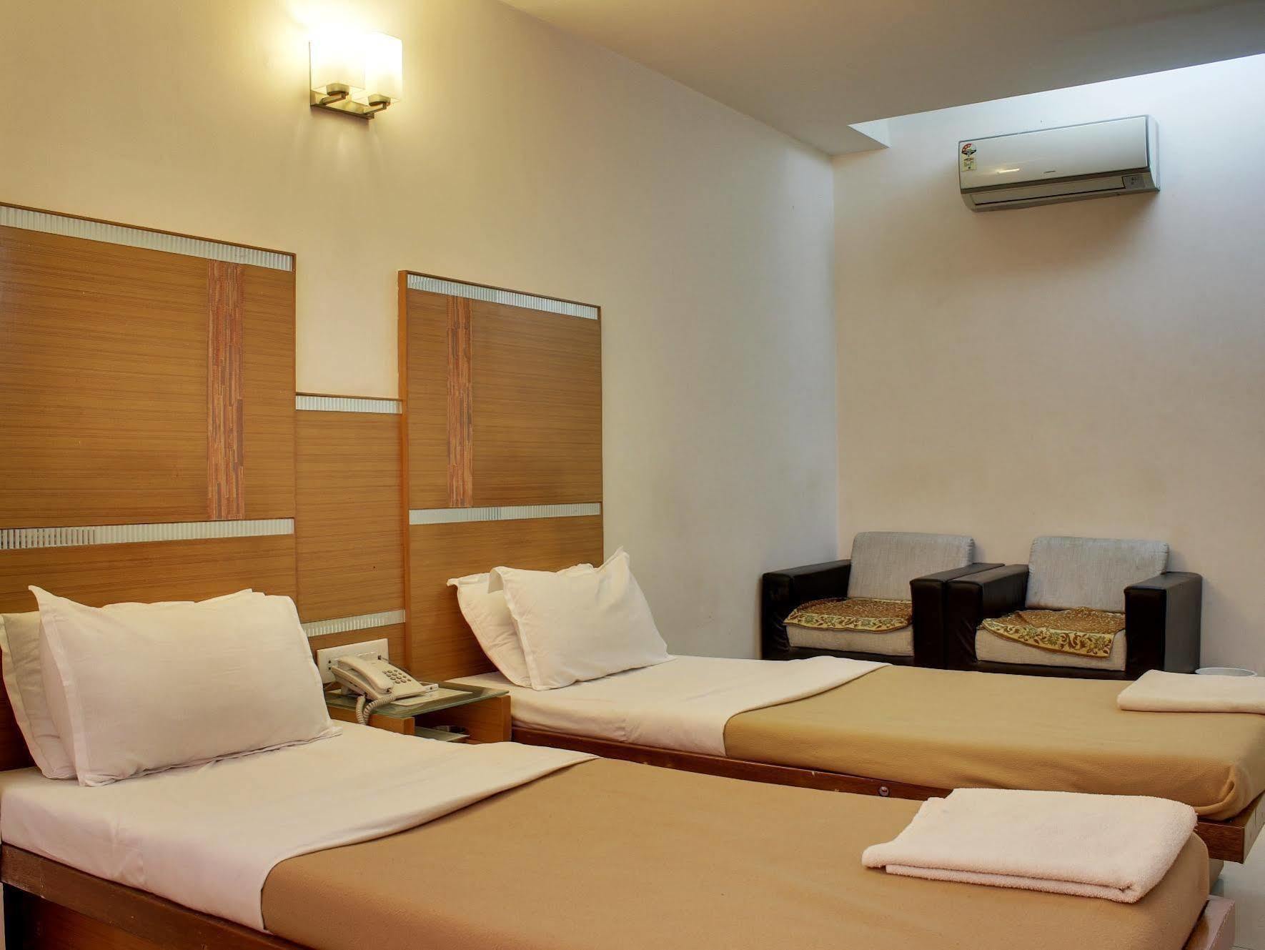 OYO 891 Hotel Kadamb Inn Ahmedabad Bagian luar foto